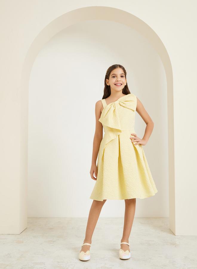 Styli Girls Yellow Sleeveless Pleated Dress with Bow Detail - Image 2